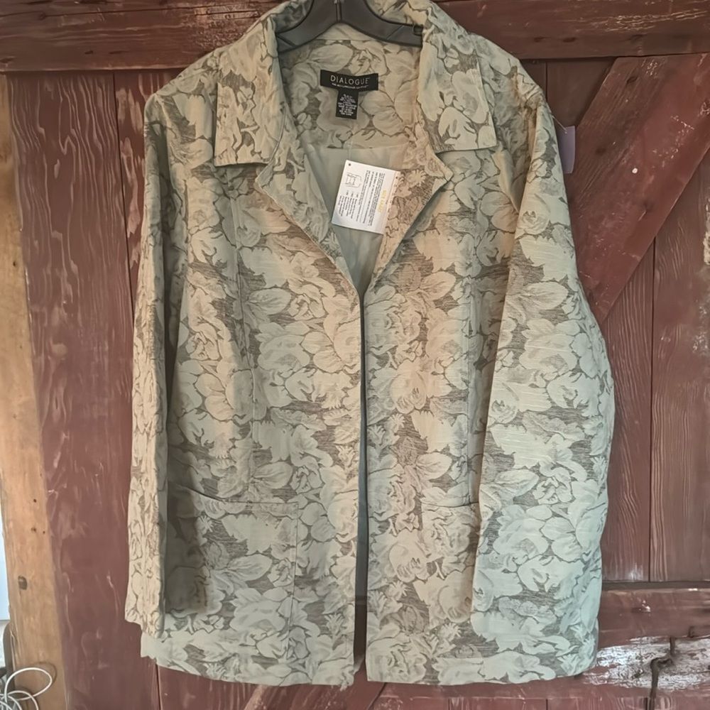 Dialogue sage floral print lined open front jacket. New, with tag. 24W